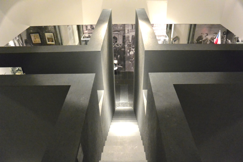  VÝSTAVA SLAVNÉ POHŘBY V NÁRODNÍM PAMÁTNÍKU NA VÍTKOVĚ / (Museum of Czech bodywork ) Návrh a realizace expozice. Hlavním motivem výstavy je prostorový kříž , který dělí místnost na čtyři menší části a zároveň je objektem do kterého lze vstoupit. Návštěvník tak může vystoupat po schodišti nebo projít skrz ve druhém směru. 