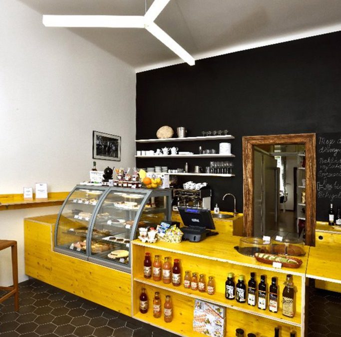  BISTRO LAHODNÁ V ULICI KORUNNÍ – PRAHA / Návrh a realizace bistra, kde jsou každodenně připravované čerstvé delikatesy z kvalitních surovin a bez náhražek. Vše okolo grafiky vymyslel a zrealizoval Pavel Ševčík (PURPURE) 