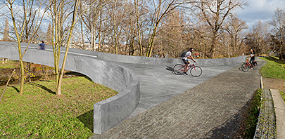  LÁVKA HOLEŠOVICE – KARLÍN / Soutěžní návrh lávky pro pěší a cyklisty spojující Holešovice s Karlínem přes ostrov Štvanice. Masivnost konstrukce a množství podpěr je omezeno na minimum. Jedná se o dva mírně vzedmuté oblouky mezi říčními břehy a ostrovem, které lze jednoduše nakreslit či pojmenovat jako siluetu rozepjatých ptačích křídel.