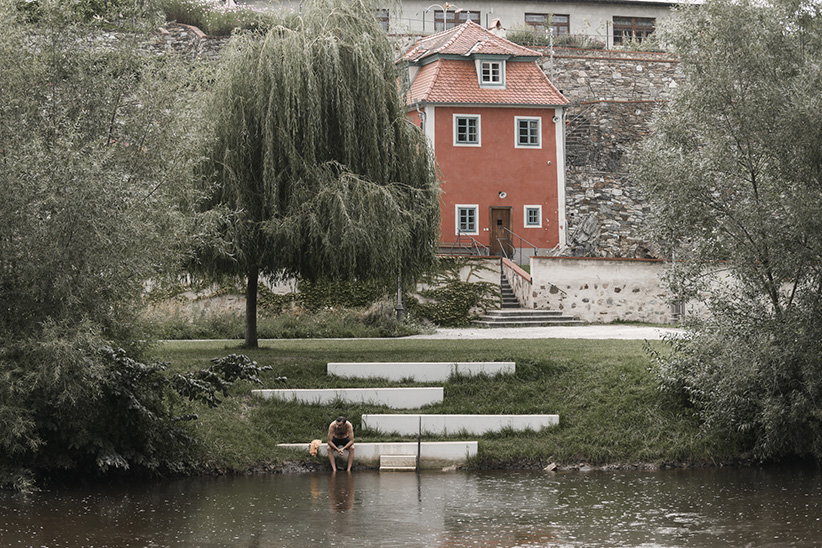 egon schiele dům a ateliér, český krumlov, Vltava v krulově, červený dům. betonové schody, historická architektura