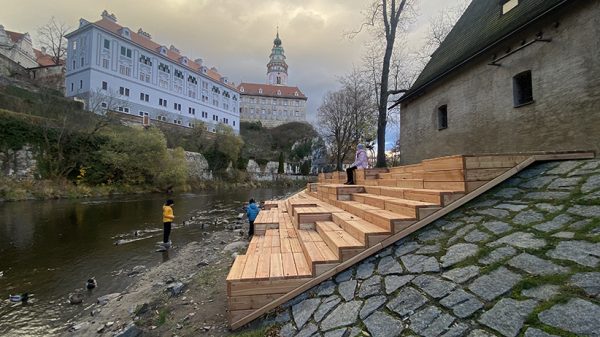  DŘEVĚNÉ VSTUPY DO VODY – ČESKÝ KRUMLOV / historické centrum / městská památková rezervace – oživení náplavek /  pobytová mola / posezení u vody / odpočinkové paluby / klid uprostřed turistického ruchu 