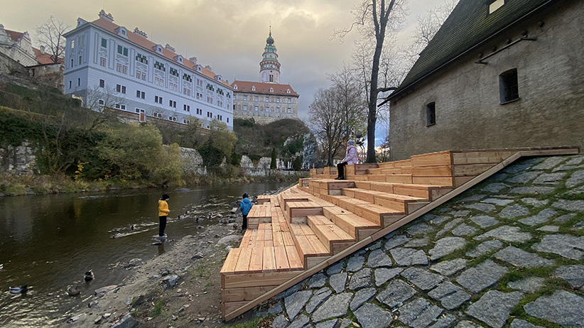  DŘEVĚNÉ VSTUPY DO VODY – ČESKÝ KRUMLOV / historické centrum / městská památková rezervace – oživení náplavek /  pobytová mola / posezení u vody / odpočinkové paluby / klid uprostřed turistického ruchu 