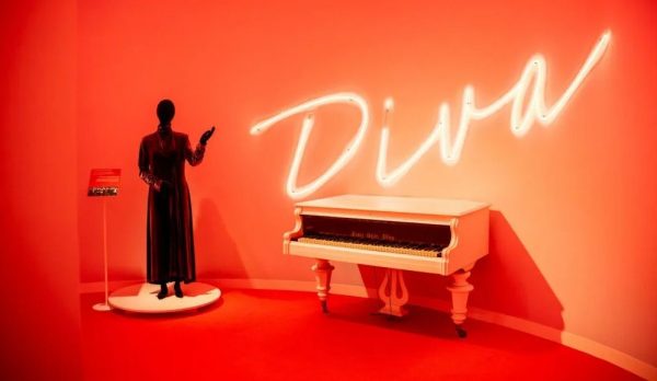  SOŇA ČERVENÁ / NÁRODNÍ MUEZUM/ Výstava v Českém muzeu hudby připomíná život a mimořádnou kariéru operní pěvkyně Soni Červené u příležitosti jejího nedožitého stého výročí. Prostřednictvím více než 200 exponátů, včetně kostýmů, osobních předmětů i audiovizuálních materiálů, představuje její umělecký odkaz a význam pro českou i světovou kulturu. 