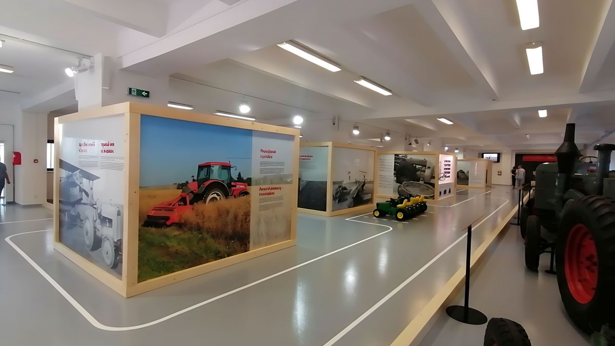  TRAKTORY/ NÁRODNÍ ZEMĚDĚLSKÉ MUZEUM/ Návrh expozice traktorů představuje ty nejzajímavější a nejzachovalejší stroje ze sbírkového fondu Národního zemědělského muzea, které jsou k vidění v pražské expozici „Jede traktor“. Vystavené exponáty tvoří pouze výběr z rozsáhlé kolekce čítající stovky českých i zahraničních modelů a pocházejí z let 1917 až 1953   