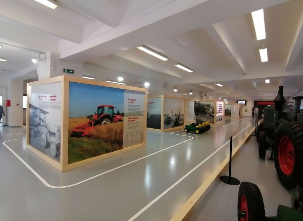  TRAKTORY/ NÁRODNÍ ZEMĚDĚLSKÉ MUZEUM/ Návrh expozice traktorů představuje ty nejzajímavější a nejzachovalejší stroje ze sbírkového fondu Národního zemědělského muzea, které jsou k vidění v pražské expozici „Jede traktor“. Vystavené exponáty tvoří pouze výběr z rozsáhlé kolekce čítající stovky českých i zahraničních modelů a pocházejí z let 1917 až 1953   