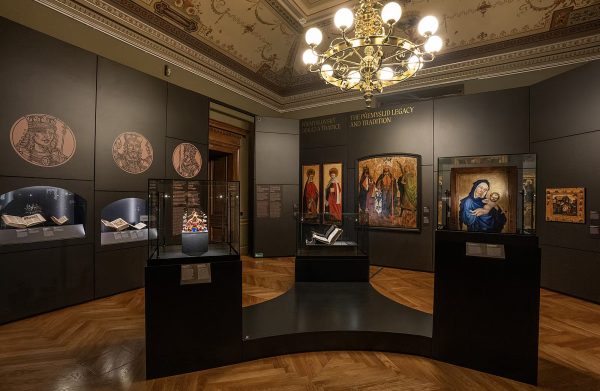  PŘEMYSLOVCI / NÁRODNÍ MUEZUM/ Výstava Přemyslovci v Národním muzeu představuje  dynastii jako mnohovrstevnatý fenomén – síť vztahů,  moci, víry a identity, která přetváří kulturní i fyzický  prostor. Architektonický koncept výstavy se opírá o tři  základní atributy dynastie: KORUNA, KŘÍŽ, KRUH –  symboly vlády, víry a rodiny. Tyto prvky se promítají  jak do kurátorského narativu, tak do výtvarného  a materiálového řešení výstavního prostoru. 