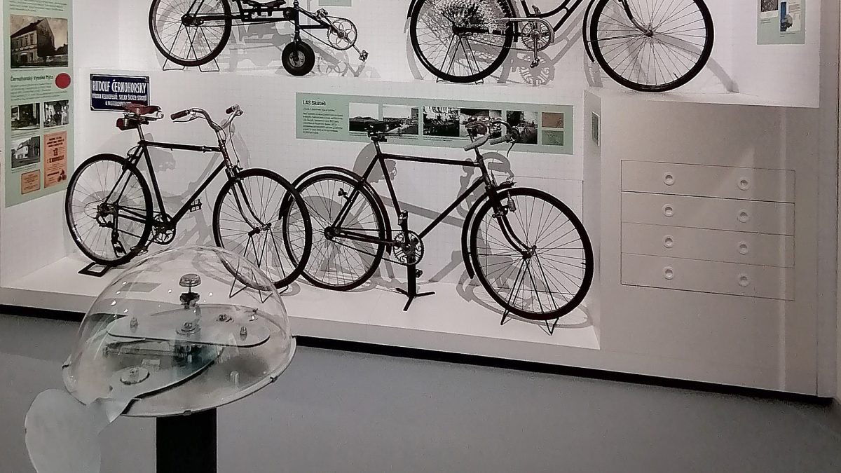  KRAJSKÉ TECHNICKÉ MUZEUM / VYSKÉ MÝTO/ V Technické muzeum Pardubického kraje je situováno v areálu bývalé střední zemědělské školy, který tvoří historická budova a moderní přístavba ze 70. let. Muzeum se zaměřuje na prezentaci technického dědictví a průmyslového rozvoje Pardubického kraje a jeho významných technických oborů. Pro muzeum jsme zpracovali kompletní návrh interiérů a expozic, od architektonického a výtvarného řešení až po jejich následnou realizaci. 