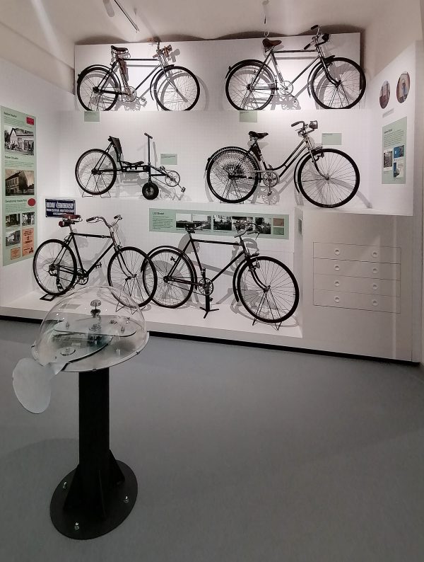  KRAJSKÉ TECHNICKÉ MUZEUM / VYSKÉ MÝTO/ V Technické muzeum Pardubického kraje je situováno v areálu bývalé střední zemědělské školy, který tvoří historická budova a moderní přístavba ze 70. let. Muzeum se zaměřuje na prezentaci technického dědictví a průmyslového rozvoje Pardubického kraje a jeho významných technických oborů. Pro muzeum jsme zpracovali kompletní návrh interiérů a expozic, od architektonického a výtvarného řešení až po jejich následnou realizaci. 