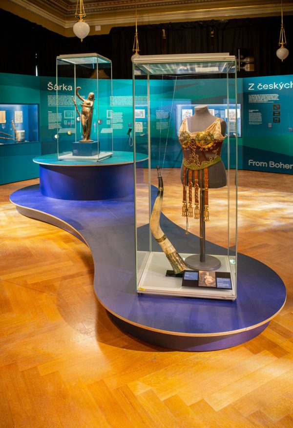   MÁ VLAST  / NÁRODNÍ MUEZUM / Pro výstavu Má vlast jsme zpracovali architektonický návrh interiéru a výstavního řešení. Expozice, připravená u příležitosti Roku české hudby a 200. výročí narození Bedřicha Smetany, prostřednictvím autentických dokumentů, korespondence a originálních partitur představuje jeho osobnost, vznik jednotlivých symfonických básní i jejich význam v kontextu českých dějin. Architektonické řešení vytváří prostorový rámec, který propojuje jednotlivá témata a nechává vyniknout vystaveným exponátům. 