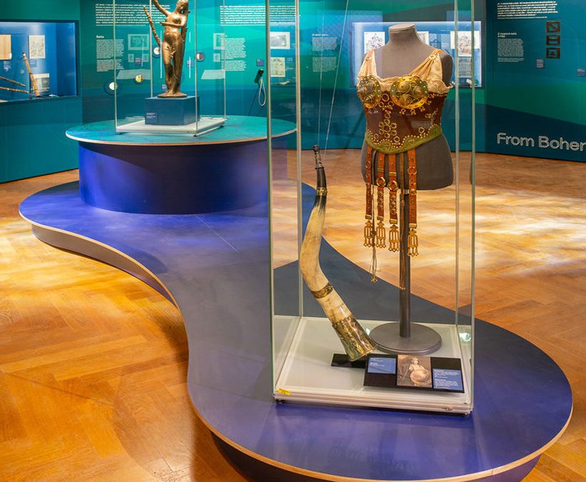   MÁ VLAST  / NÁRODNÍ MUEZUM / Pro výstavu Má vlast jsme zpracovali architektonický návrh interiéru a výstavního řešení. Expozice, připravená u příležitosti Roku české hudby a 200. výročí narození Bedřicha Smetany, prostřednictvím autentických dokumentů, korespondence a originálních partitur představuje jeho osobnost, vznik jednotlivých symfonických básní i jejich význam v kontextu českých dějin. Architektonické řešení vytváří prostorový rámec, který propojuje jednotlivá témata a nechává vyniknout vystaveným exponátům. 